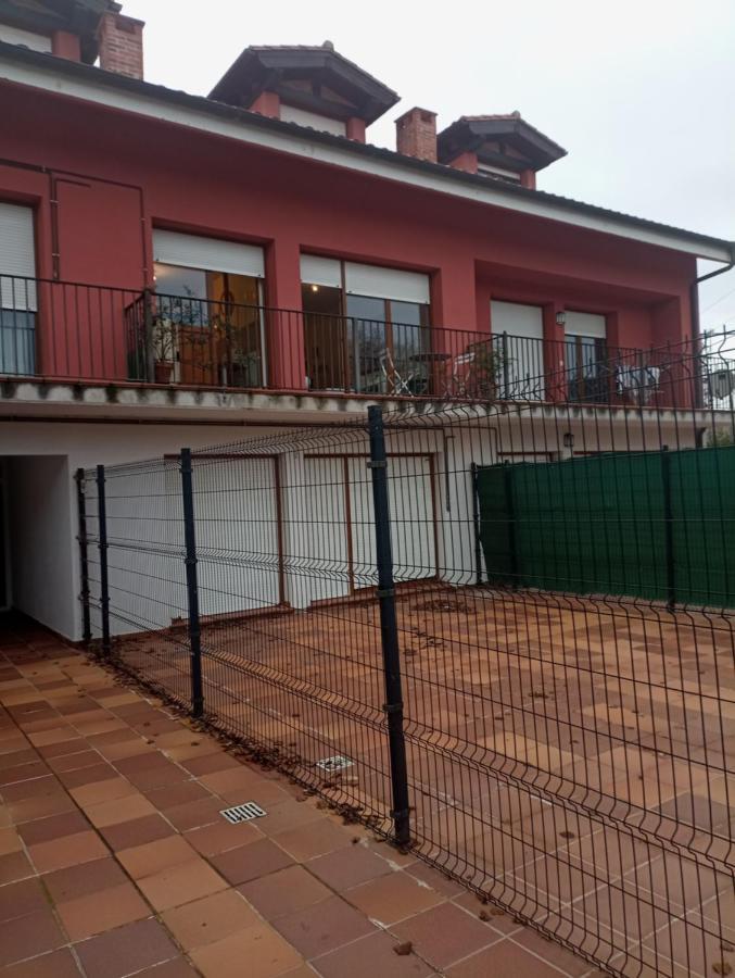 Duplex En Комилас Екстериор снимка